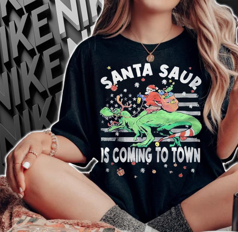 Santa saur is coming to town Christmas Dinosaur T-shirt t-shirt